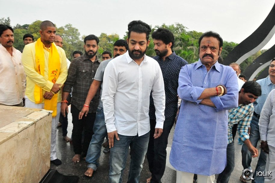 NTR-Family-Visit-to-NTR-Ghat-2016